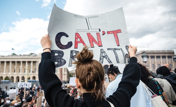 Protestor holding sign that reads "I can't breathe."