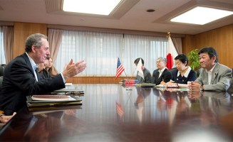 United States Trade Representative Michael Froman negotiates with the Japanese team. Photo by William Ng/U.S. State Department.